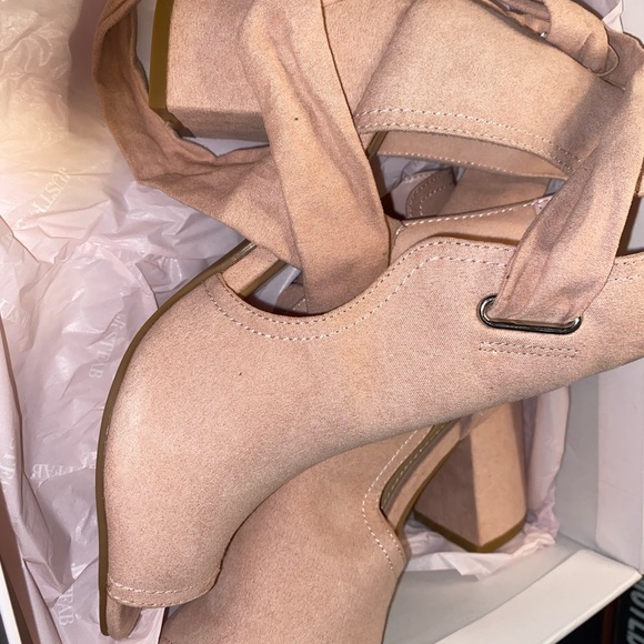 Pink bow heels.. Never worn! Perfect condition! - Picture 2 of 3